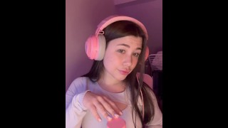 Pretty girl in headphones shows how to suck properly.