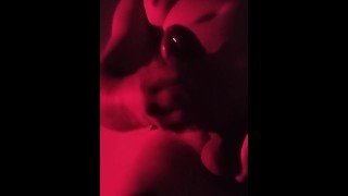 Hot man masturbeert in het rode licht