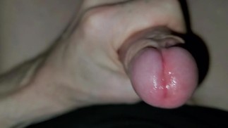 Der Mann wichst seinen pochenden Schwanz und zieht an seinen Eiern. Er schaute sich die kleine Muschi an, die kam.