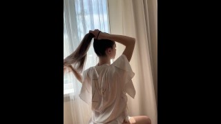 Сексуальная девушка собирает волосы в хвост