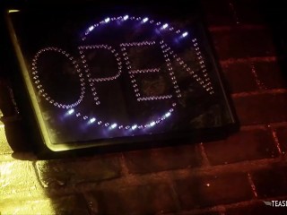 Переодевшись в сексуальную кошечку, возбужденная брюнетка спускается на большой член