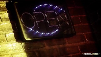 Переодевшись в сексуальную кошечку, возбужденная брюнетка спускается на большой член