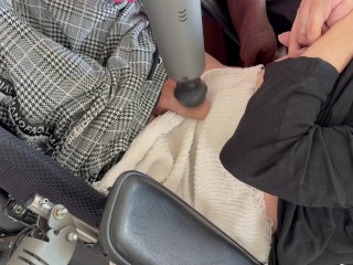 Сиделка помогает при парализованном оргазме в инвалидном кресле