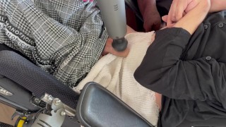 介護者は車椅子の四肢麻痺のオルガスムを助ける