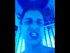 Francesco Mancino Mentre fa una doccia solare