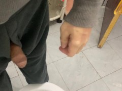 黄金圣水调教人肉便器性奴，喝主人的尿，用尿洗澡。 - Screenshot 3 of 16 - Facesitting Piss
