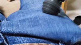 Настоящий любительский массажный пистолет на пенисе через джинсовое домашнее порно