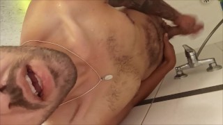 Hot se masturbando depois de tomar banho na casa de um amigo