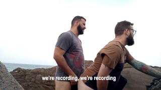 Betrapt op seks op het strand rotsen