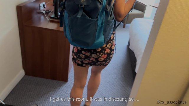 Mladík sdílí hotelový pokoj s nevlastní matkou - rodinné porno
