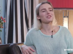 Ersties - Sandy verwöhnt ihre rasierte Muschi mit einem Dildo