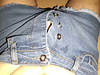 Стриптиз и грязная сперма на синие джинсовые шорты с большими пуговицами