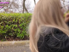 お花見中のOLが野外フェラ