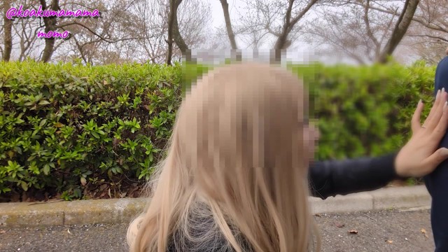 【個人撮影】花見中にこっそり他人妻にフェラさせて口内射精！素人不倫カップルの投稿映像が生々しい！