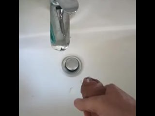 Vengo di nascosto in bagno Video