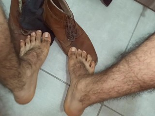 男性的脚。看着这个伐木工人的脚和毛茸茸的腿。舔它还是闻它？
