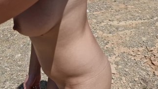 całkowicie nagi spacer po plaży