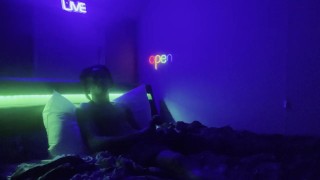Официальный Lil Tre дрочит в порно студии
