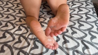 Je jouis sur la plante des pieds de ma copine