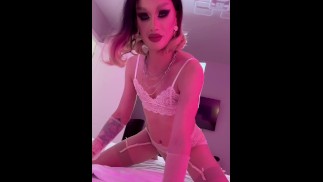 Сексуальный кроссдрессер в белых чулках дрочит свой член