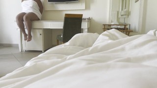 Belle-mère partage un lit avec son beau-fils dans une chambre d'hôtel