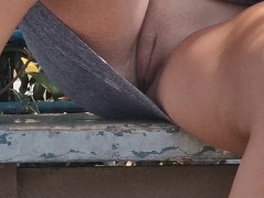 Without panties on a bench in the park, close-up of her pussy when she sees that she is being camera
