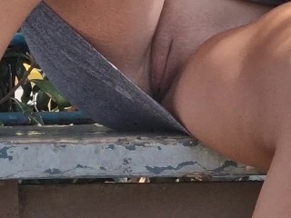 Without panties on a bench in the park, close-up of her pussy when she sees that she is being camera Video