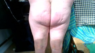 Растирание сосков, дым и кофе на веб-камеру