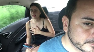 sexy meid laat haar weelderige lul in haar poesje stoppen en komt klaar op de achterbank van de uber