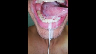 brincando com leite quente na boca, língua, saliva, língua, desleixado, chupando, cuspir fetiche