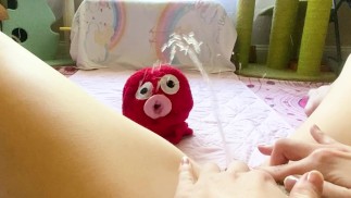 College Babe pisse sur une peluche