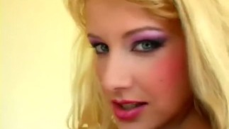 Сексуальная блондинка мастурбирует, играя со своей горячей мокрой попкой