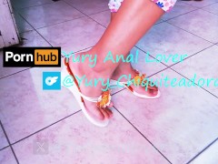 Alistandome para ir al trabajo con mis jeans pescadores floreados