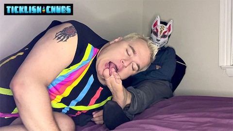 Foxy Sox gets foot licking and sucking from blonde chubs