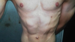 jeune homme jouant avec ses seins et son abdomen marqué
