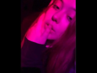 сексуальная студентка сосет секс игрушку