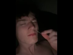 Teen boy cums all over his face