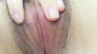 Волосатая мокрая киска хочет большой член! 😘