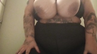 Толстушки спрятаны в ванной комнате спортзала