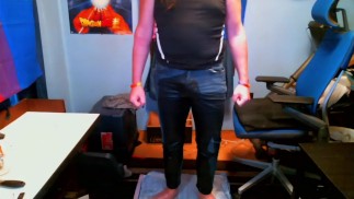 Истинное отчаяние! Полностью теряю контроль и заливаю свои узкие джинсы горячей мочой!