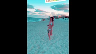 Chica universitaria corre en la playa con sus tetas perfectas fuera