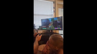Xbox spelen terwijl ze pijpbeurt krijgt van haar vriendin