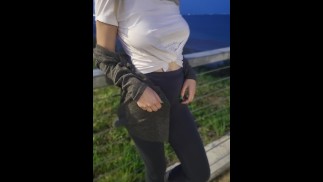 cizinec saje můj penis v autě - Nadržený sex na veřejnosti