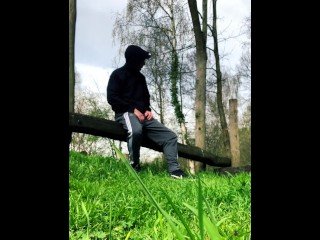 Nourrir Anon Minet Mon Homme Jus Dans Le Parc à Proximité. Bandeau Facial Anonyme éjacule En Baskets.