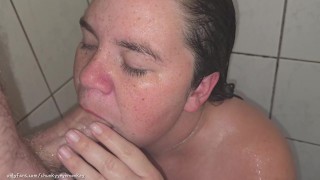 Demi-soeur suce sous la douche