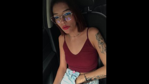 Das Schulmädchen fängt im Uber an, ihre Muschi und ihre Titten zu berühren