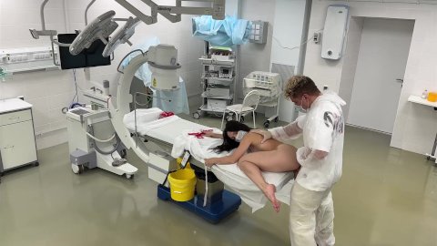 Arzt im Operationssaal heilte fittes Mädchen mit Knackarsch von dickem Schwanz