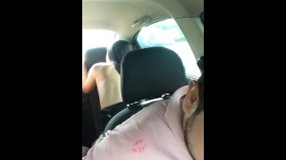 twee ondeugende meiden rijden met hun dildo's op de achterbank van de uber