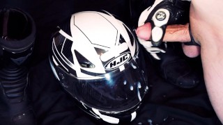 Motociclista se masturba e goza no capacete com luvas