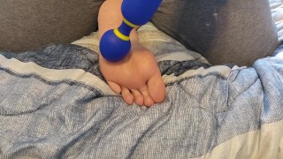 Usando un vibrador en mis pies